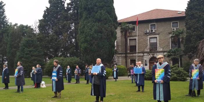 Boğaziçili akademisyenler 552. rektörlük binasına sırtını döndü