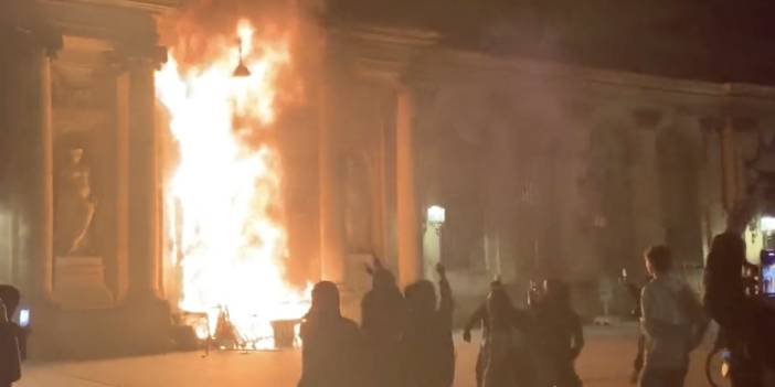 Tartışmalı reforma karşı gösteriler devam ediyor: Protestocular belediye binasını ateşe verdi