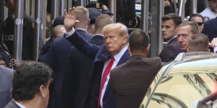 New York'ta tarihi anlar: Eski ABD Başkanı Trump gözaltında