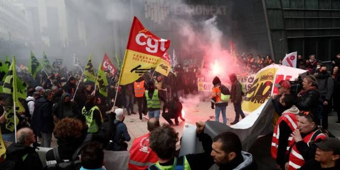 Fransa yanıyor! Protestocular garları ve borsayı bastı