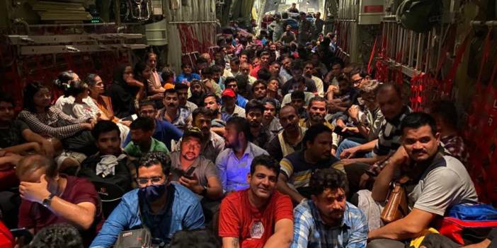 Suudi Arabistan’ın yüzlerce kişilik ‘Sudan tahliyesi’nden çarpıcı görüntüler