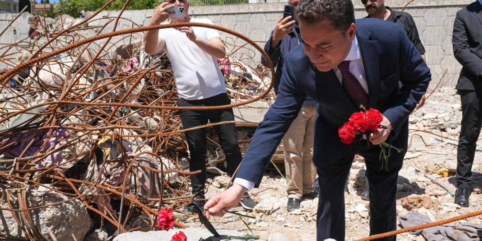 Babacan, Maraş’ta 250 kişiye mezar olan Ebrar Sitesi enkazına karanfil bıraktı