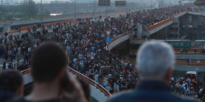 Sırbistan'da silahlı saldırıların yankıları sürüyor: Halk meydanları doldurdu