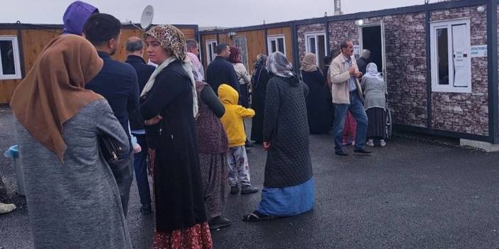 Deprem bölgesi sandık başında: Konteynerlerde oylarını kullandılar