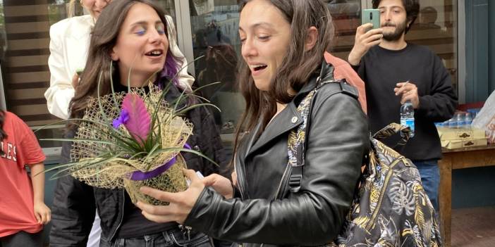 Cannes ödüllü Merve Dizdar oy vermek için gittiği okulda alkışlarla karşılandı