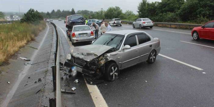 TEM'de zincirleme kaza: Kayganlaşan yolda 14 araç birbirine girdi