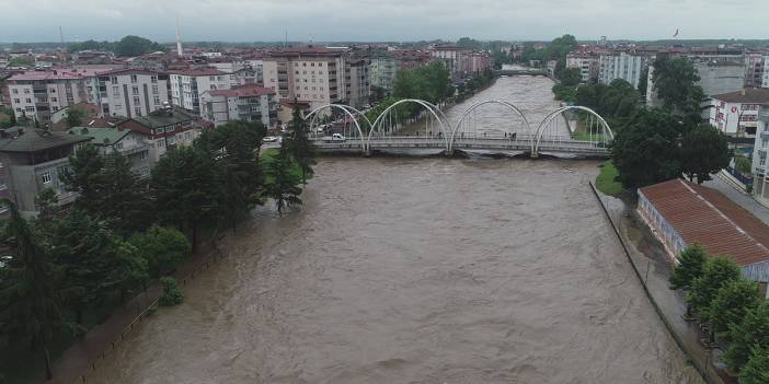 Samsun'da korkutan görüntü! Dereler taştı, yollar göl oldu