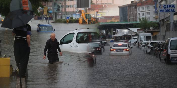 Ankara'da yarım saatte afet! Sağanak yağış kenti yine göle çevirdi