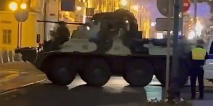 Rusya’da askeri darbe girişimi: Zırhlı araçlar sokağa indi