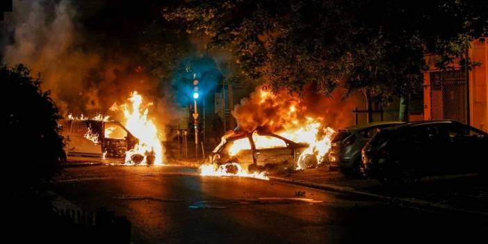 Fransa yangın yeri: 170 yaralı, 421 gözaltı, sokağa çıkma yasağı...
