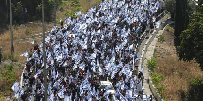 İsrail'de sular durulmuyor: Yüz binlerce kişi Tel Aviv'den Kudüs'e yürüdü
