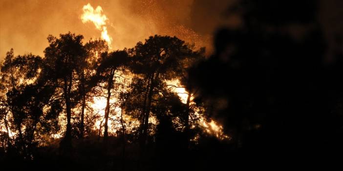 Antalya'da orman yangını: 6 kişi dumandan etkilendi, bölgedeki konutlar boşaltıldı