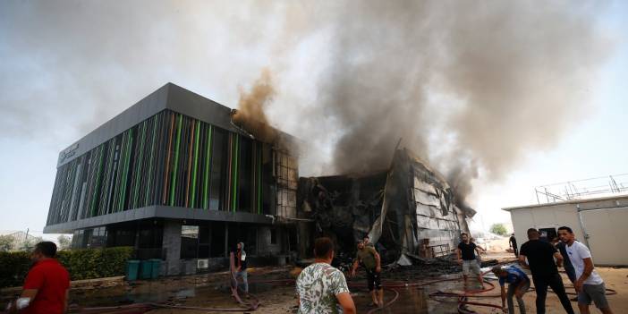 Antalya’daki çiçek üretim tesisi alevlere teslim