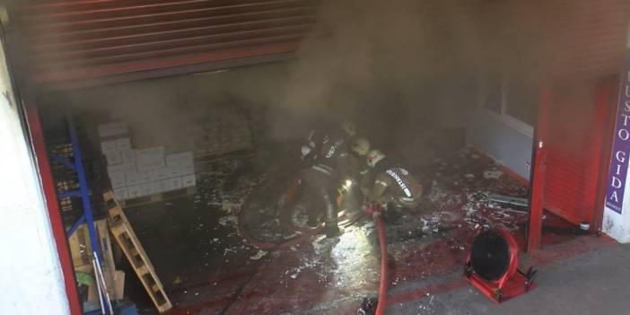 Sarıyer'deki gıda deposu alevlere teslim: Yangın kontrol altına alındı