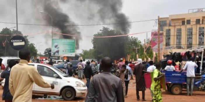 Büyükelçiliğe yapılan saldırı bardağı taşırdı: Fransa, vatandaşlarını Nijer'den tahliye ediyor