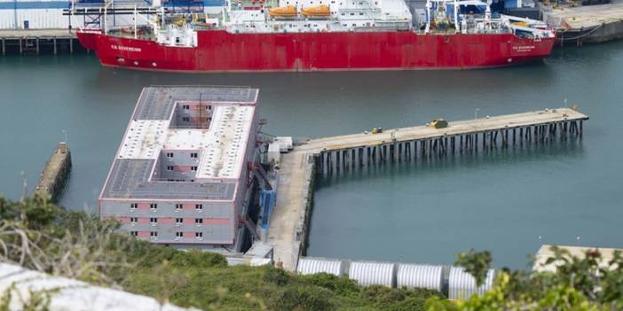 İngiltere tartışmalı uygulamayı başlattı: İlk sığınmacı grubu dev 'yüzer kamp'ta