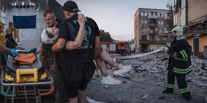 Rus bombalarının hedefi yine siviller: Füzeler Donetsk'i kana buladı