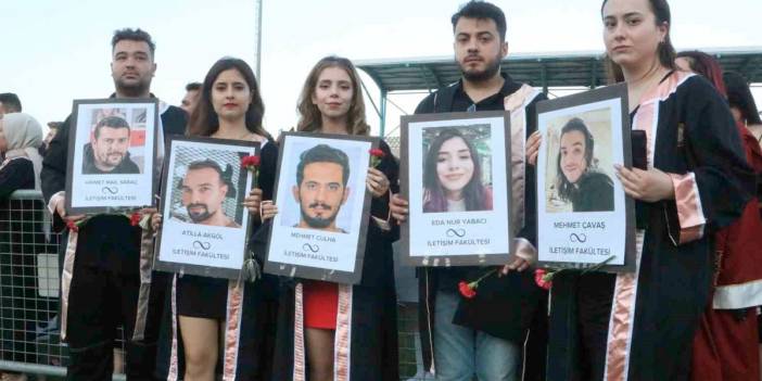 Sıra arkadaşlarını unutmadılar: Deprem bölgesinde buruk mezuniyet