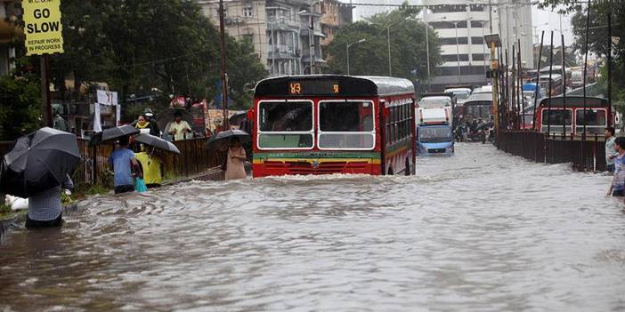 Hindistan, muson yağmurları ile felaketi yaşıyor: Ölü sayısı 72'ye yükseldi