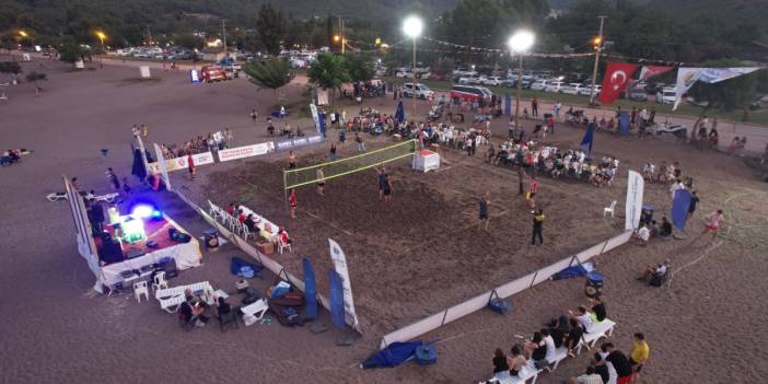 Adrasan Turizm Şenliği Plaj Voleybolu Turnuvası şampiyonluk kutlaması