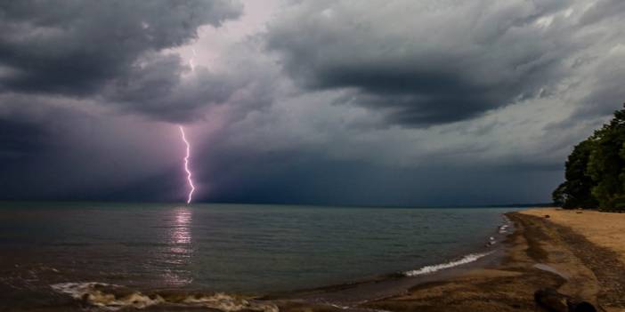 ABD'de şiddetli fırtına 5 can aldı: Evlerin çatıları uçtu, ağaçlar ve elektrik direkleri devrildi