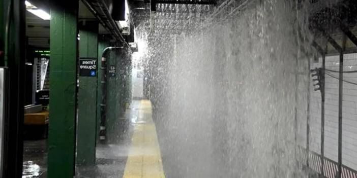New York'ta 127 yıl sonra bir ilk! Şebeke patladı metro sular altında kaldı