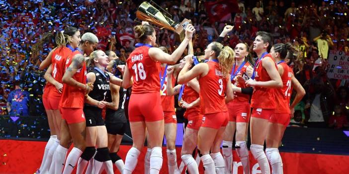 Dünya Filenin Sultanları’nı konuşuyor: 'Türkiye ikinci setten itibaren tribünleri ateşe verdi'