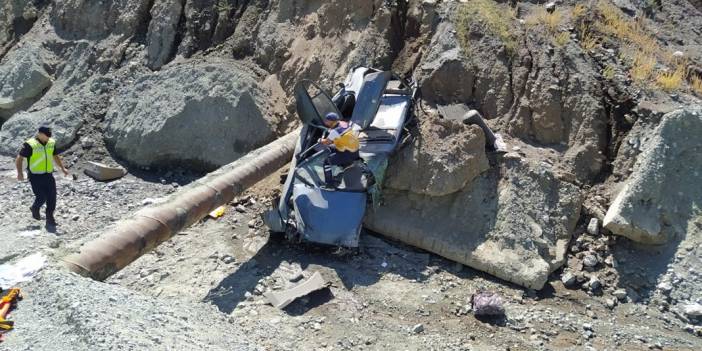 Otomobil, şarampole devrildi: 4 kişilik bir aile yok oldu