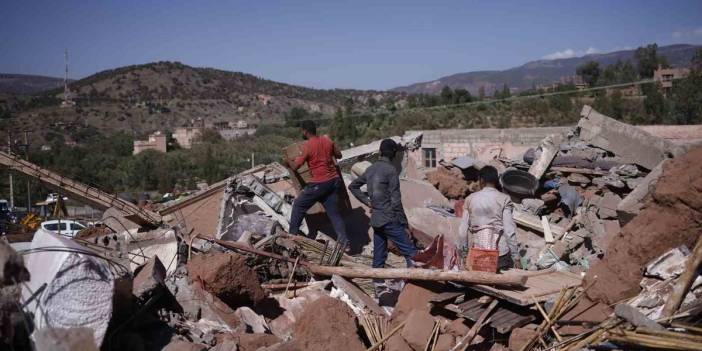 Depremin yerle bir ettiği Fas'ta zamana karşı yarış: Enkazları çıplak elleriyle kazmaya çalışıyorlar