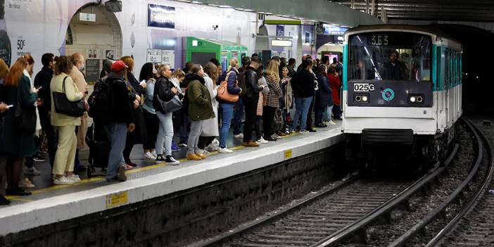 Maaşların ve çalışma saatlerinin düzeltilmesini istiyorlar: İtalya'da toplu ulaşım çalışanları greve gitti