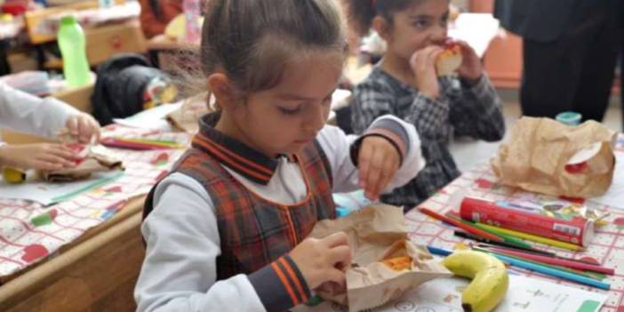 Beslenme çantasını doldurmanın maliyeti 175 TL! Öğrenci Veli Derneği Başkanı çağrı yaptı: Okullarda ücretsiz yemek verilsin