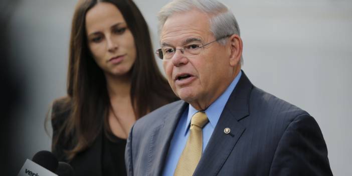 ABD'li senatör Menendez'e rüşvet suçlaması: Evinde 400 bin dolar değerinde külçe altın bulundu