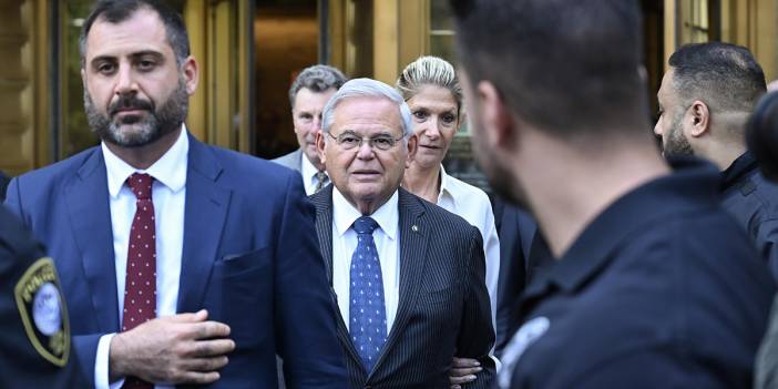 Evinden külçe külçe altın çıkmıştı: ABD'li senatör Menendez kefaletle serbest