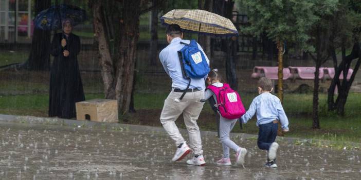Hakkari'de eğitime yağış engeli