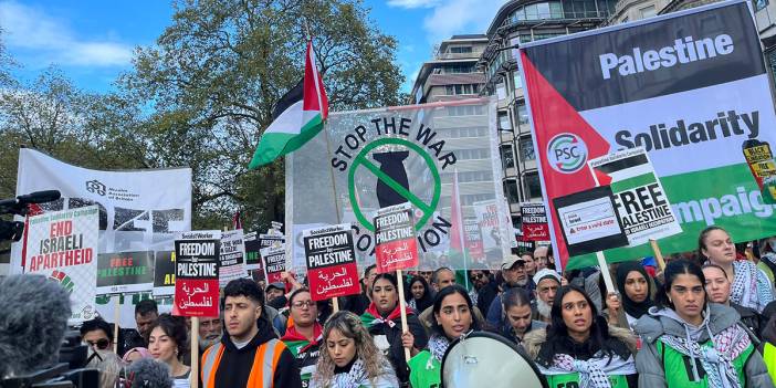 Londra'da on binlerce kişi Filistin'e destek için yürüdü