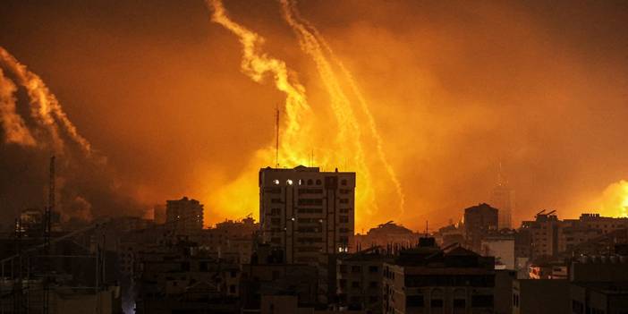 Dünyayla iletişimi kopan Gazze'ye her gün 40 yardım tırı girmeli