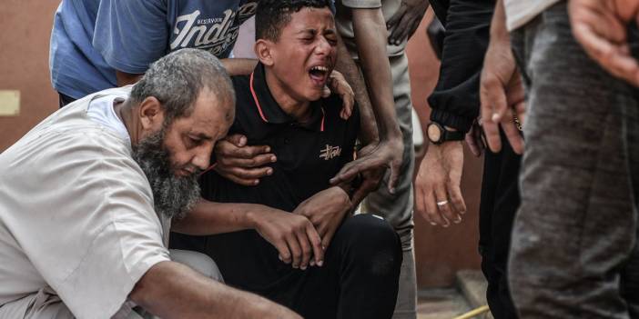 Katliamın 31. günü: Dünyayla iletişimi kesilen Gazze bomba altında