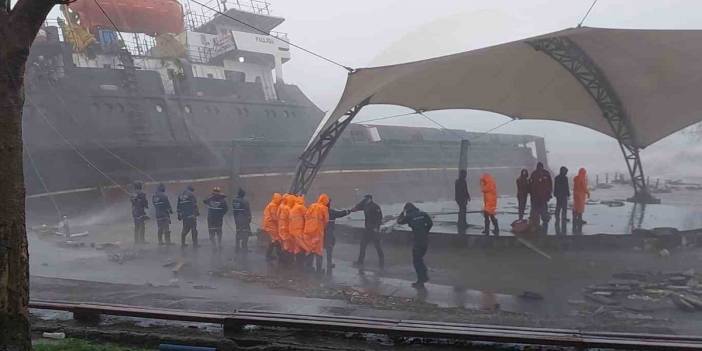 İkiye bölünen kuru yük gemisi karaya oturdu