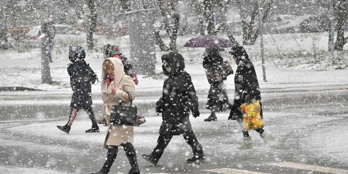 Eğitime yağış ve fırtına engeli: Birçok ilde okullar tatil oldu