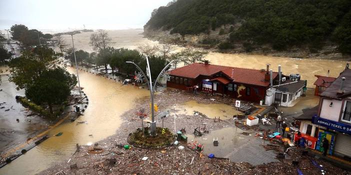 Sel ve olumsuz hava şartları nedeniyle 9 kişi hayatını kaybetti