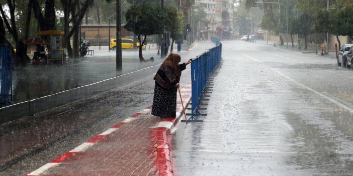 AFAD 81 ilde teyakkuza geçti: Tüm yurtta 'kuvvetli yağış ve fırtına' alarmı