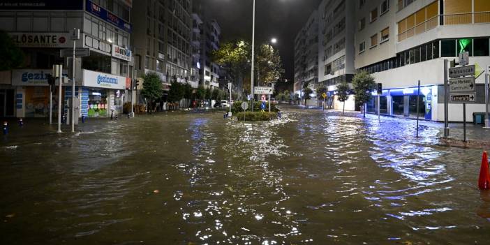İzmir sular altında! Deniz taştı, kent merkezi göle döndü