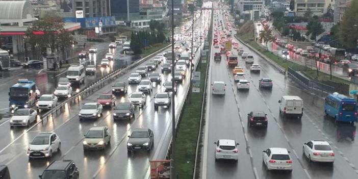 İstanbul'da yağış nedeniyle yoğun trafik oluştu