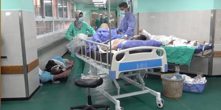 Gazze'de sağlık sistemi çöktü: Hastanede sedye kalmadı, hastalar koridorlara taşındı