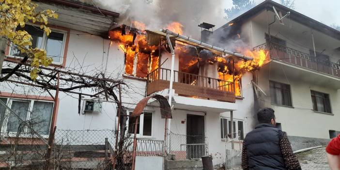 Bolu'da dört ev alev alev yandı