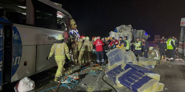 İstanbul'da TIR ve yolcu otobüsü çarpıştı: 1 ölü, 37 yaralı