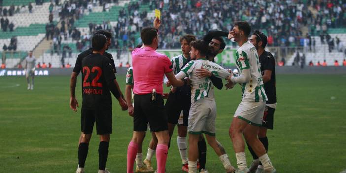 Bursaspor-Diyarbekirspor maçında saha karıştı: 5 kırmızı kart