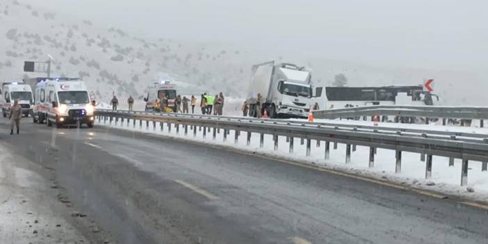 Kars'ta iki otobüsle kamyon çarpıştı: Ölü ve yaralılar var