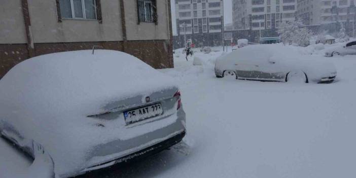 Kar 50 santimetreye ulaştı! 44 köye ulaşım kapandı: Yoğun kar yağışı devam ediyor