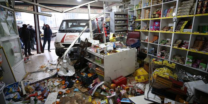 Kontrolden çıkan minibüs markete daldı! Öğrenciler dehşeti yaşadı: 5 yaralı